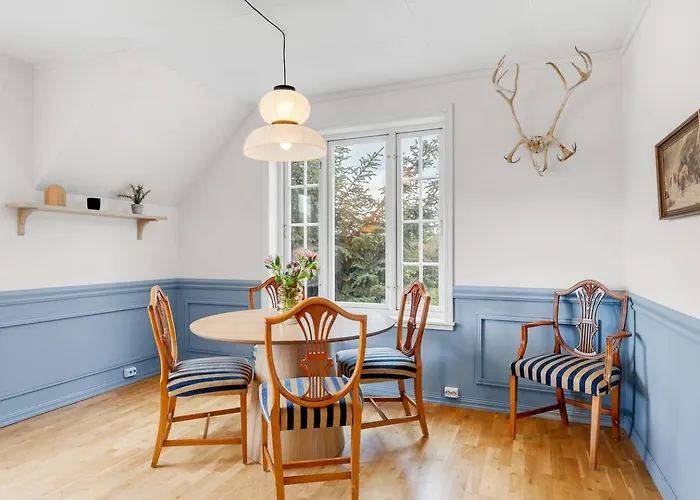 Arctic Hilltop - 4 *