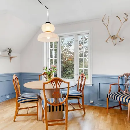 Arctic Hilltop - 4 *