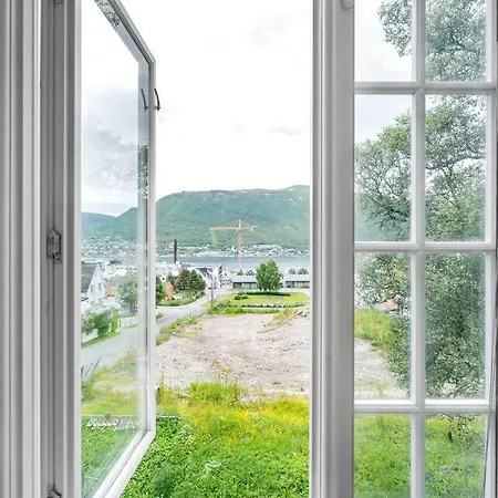 Arctic Hilltop - 4 *